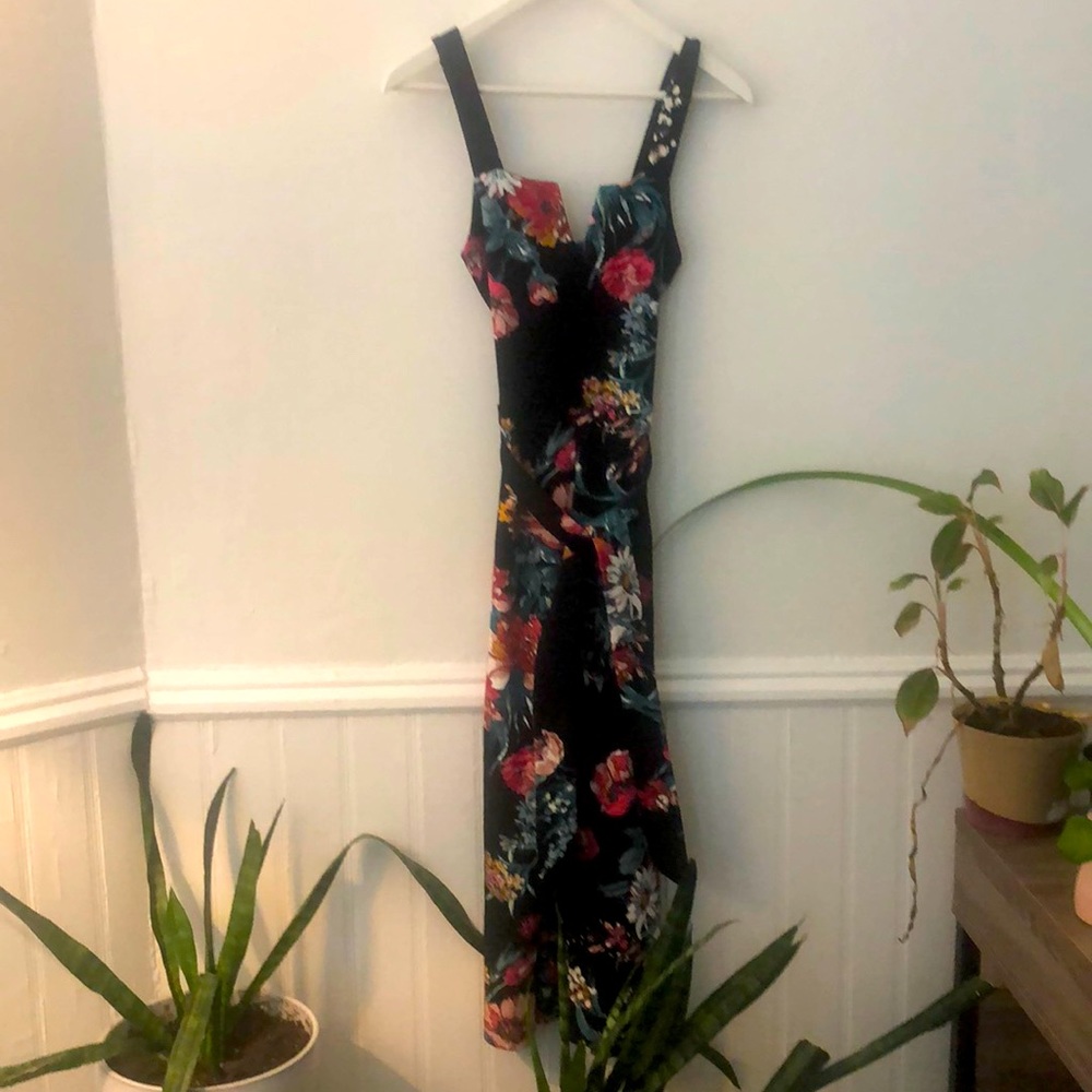 Comfortable Black and Floral Detailing Jumpsuit
